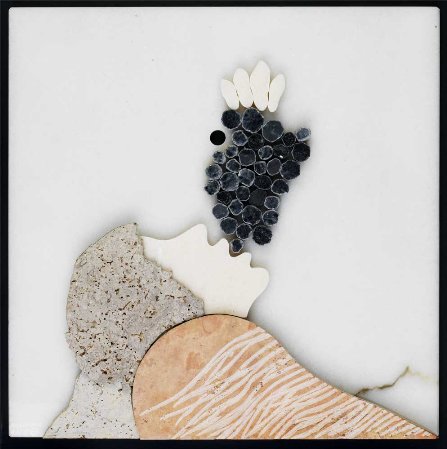 Mulher com cacho de uvas