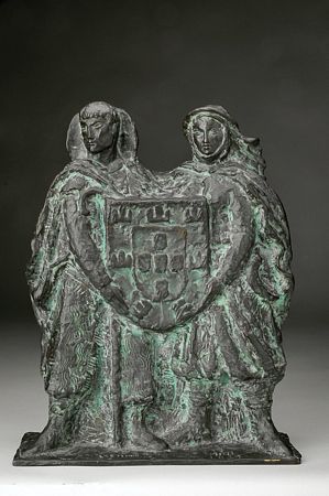 "Figuras segurando as Armas de Portugal"
