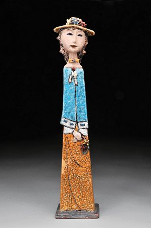 "Menina com chapéu e ramo de flores"