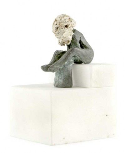 Figura feminina sentada