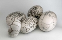 Instalação de cinco peças em forma de ovo
